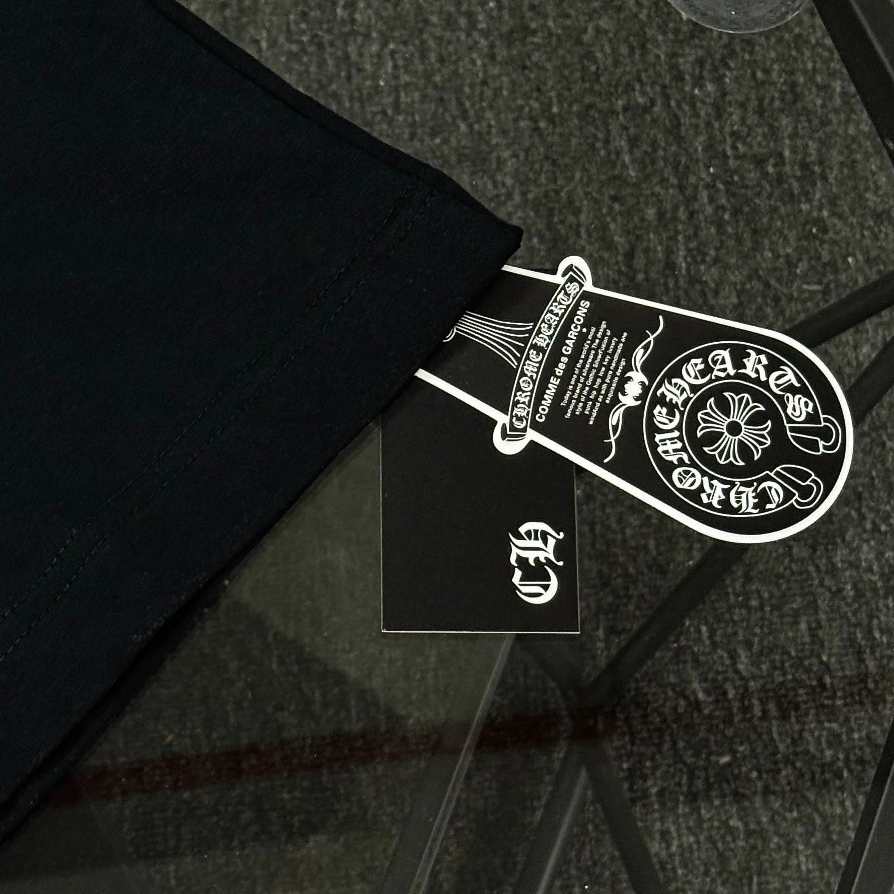 P170 Chrome Hearts Chrome Hearts 25 high version. The fabric is made of 300 grams of high-density pure cotton. It does not deform or shrink. It has three labels. It is the same style for men and women. Technology: suede foam printing. Color: white, black. SIZE: S-XL.